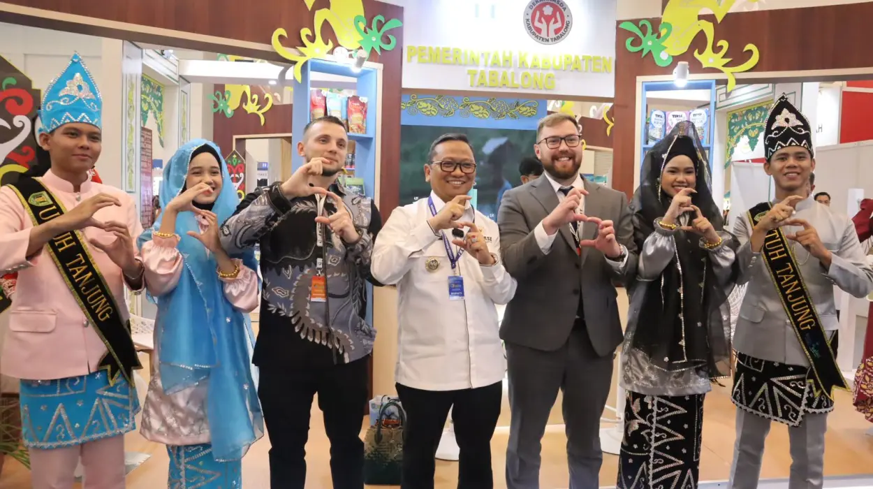 Bupati Tabalong Hadiri Workshop Apkasi dan Kunjungi Pameran AOE 2025 "Produk Lokal Mengglobal"