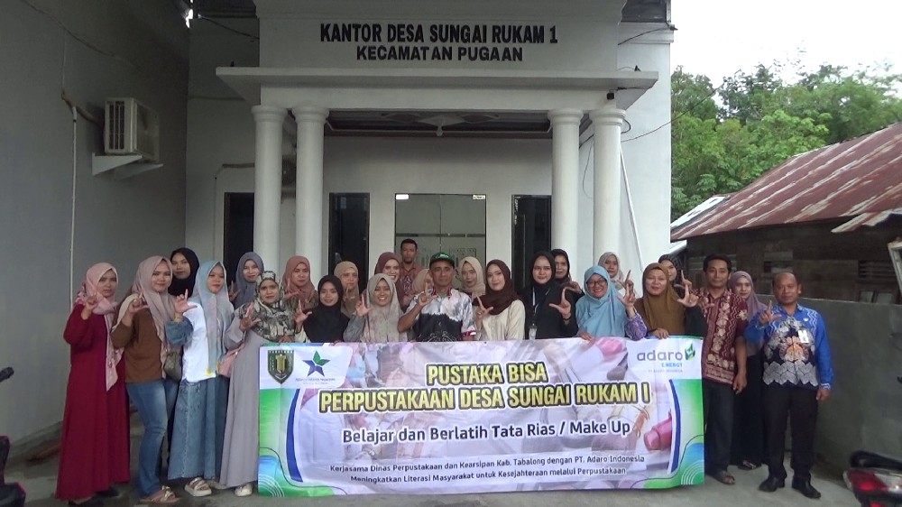 Warga Desa Sungai Rukam 1 Ikuti Pelatihan Tata Rias Melalui Program Pustaka Bisa