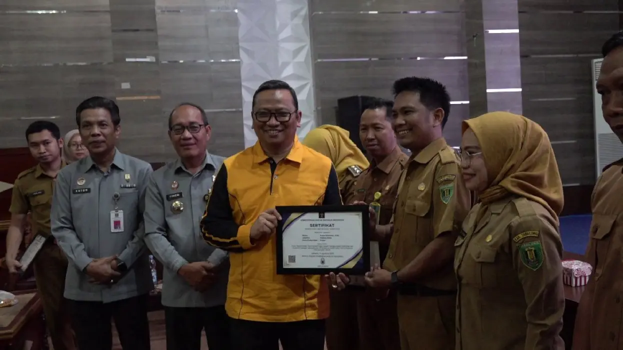 Bupati Tabalong Serahkan Sertifikat NLP, Perkuat Peran Desa & Kelurahan Sebagai Juru Damai