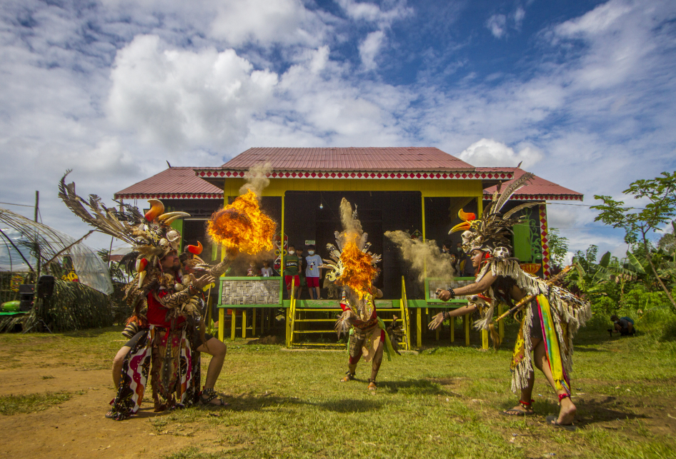 Balai Adat Dayak Maanyan Warukin